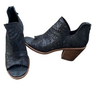 Sofft Millard Black Leather Laser Cut Block Heel Peep Toe Sandals 8M